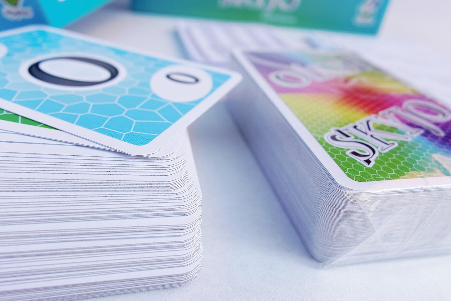 Magilano SKYJO, Jeu de Cartes Amusant pour Les Jeunes et Les Moins Jeunes, des soirées de Jeu Amusantes dans Le Cercle d'amis et de Famille.