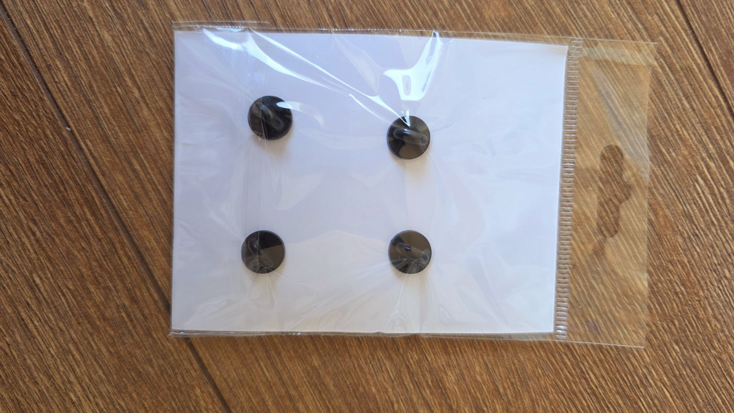 Pins pin badge pin's neutrogena produit de beauté blouse produit marque