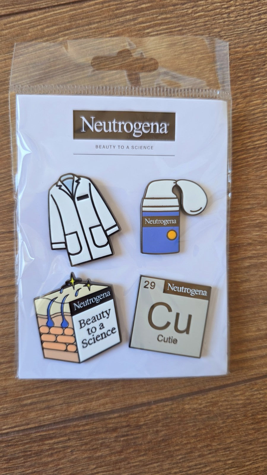 Pins pin badge pin's neutrogena produit de beauté blouse produit marque