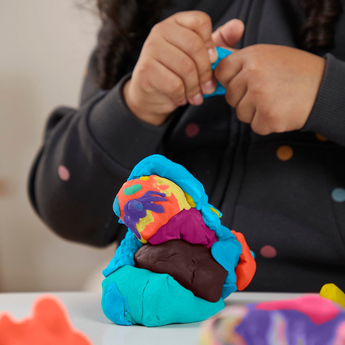 Play-Doh, La fête des Couleurs, Loisirs créatifs avec pâte à Modeler pour Filles et Garçons dès 3 Ans, 24 Pots de 56 g, 6 Couleurs, Idèe Cadeaux pour Anniversaires
