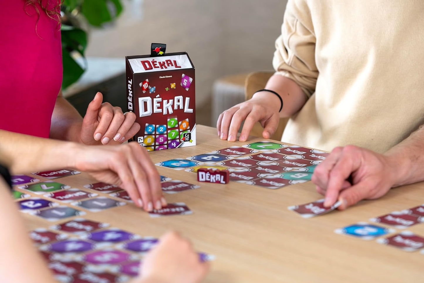 GIGAMIC - Dekal - Jeux de société - Jeux de Cartes dès 7 Ans - Jeu d'ambiance pour Enfant, Famille et Amis - Logique et Observation - De 2 à 6 Joueurs - Jeu Rapide 15 Min - Version Française - GBDEK