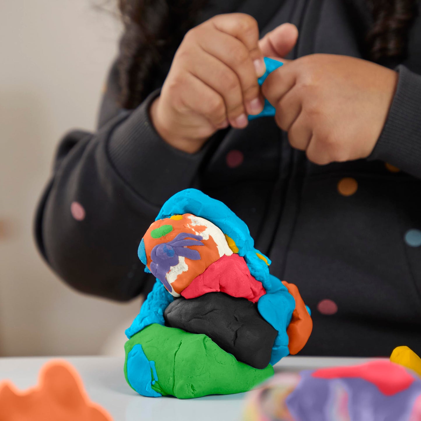 Play-Doh, La fête des Couleurs, Loisirs créatifs avec pâte à Modeler pour Filles et Garçons dès 3 Ans, 24 Pots de 56 g, 6 Couleurs, Idèe Cadeaux pour Anniversaires