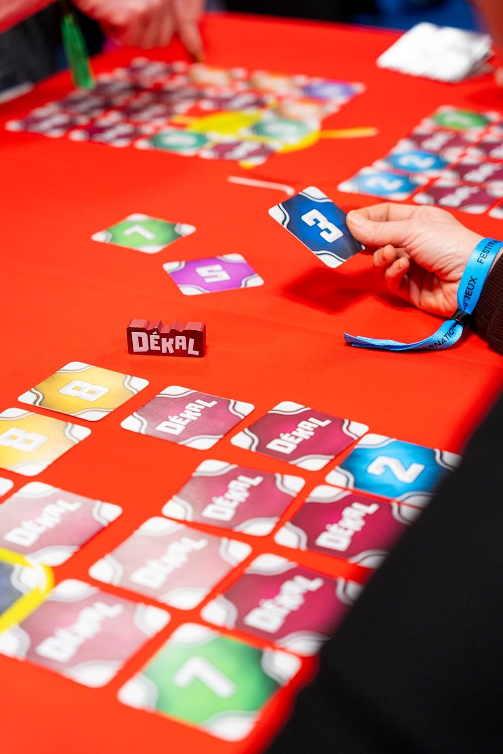 GIGAMIC - Dekal - Jeux de société - Jeux de Cartes dès 7 Ans - Jeu d'ambiance pour Enfant, Famille et Amis - Logique et Observation - De 2 à 6 Joueurs - Jeu Rapide 15 Min - Version Française - GBDEK