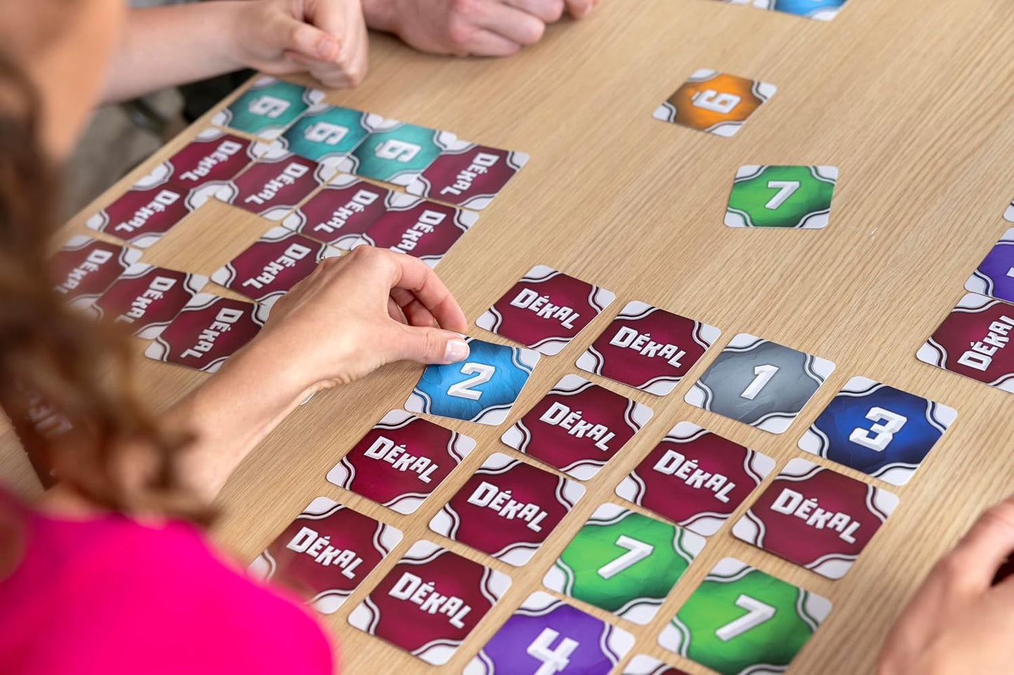 GIGAMIC - Dekal - Jeux de société - Jeux de Cartes dès 7 Ans - Jeu d'ambiance pour Enfant, Famille et Amis - Logique et Observation - De 2 à 6 Joueurs - Jeu Rapide 15 Min - Version Française - GBDEK
