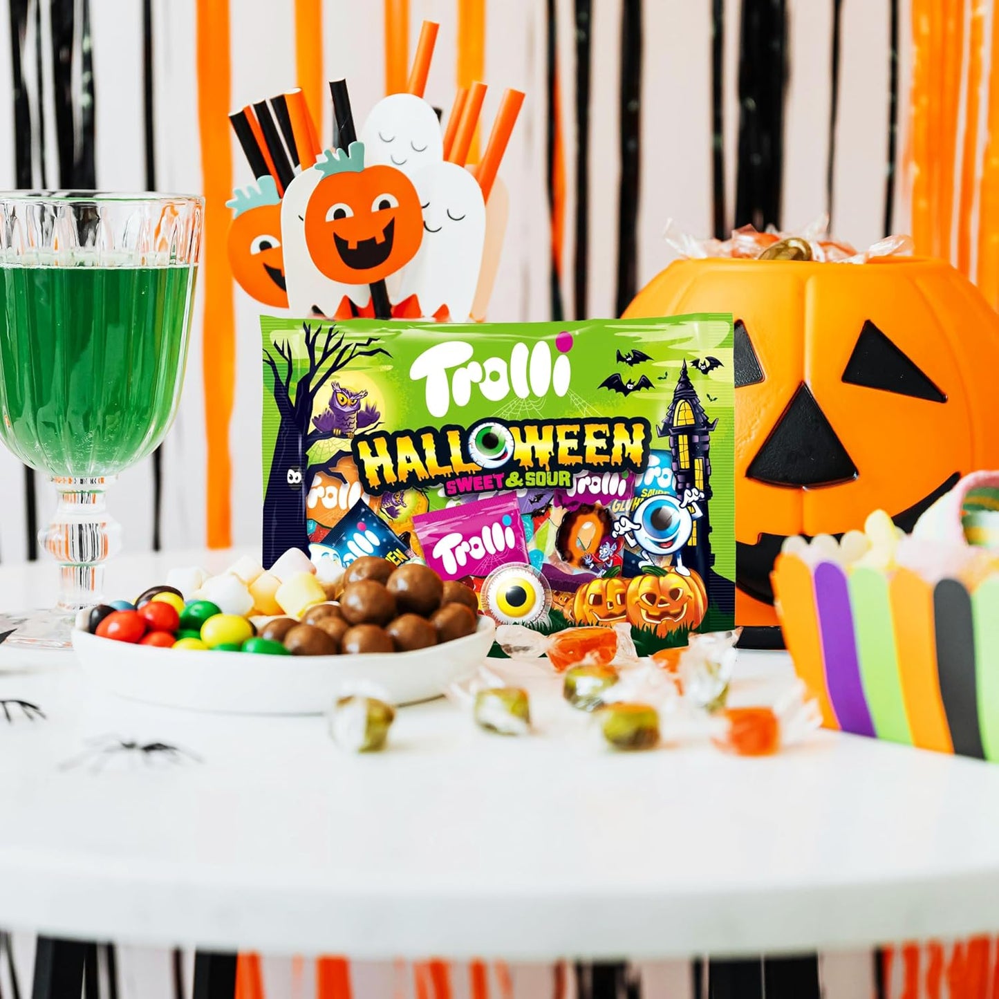 Trolli Halloween Bonbons Doux et Acidulés en sachet de 360g, mélange de bonbons avec des yeux globuleux, des vers acidulés et des Dracula