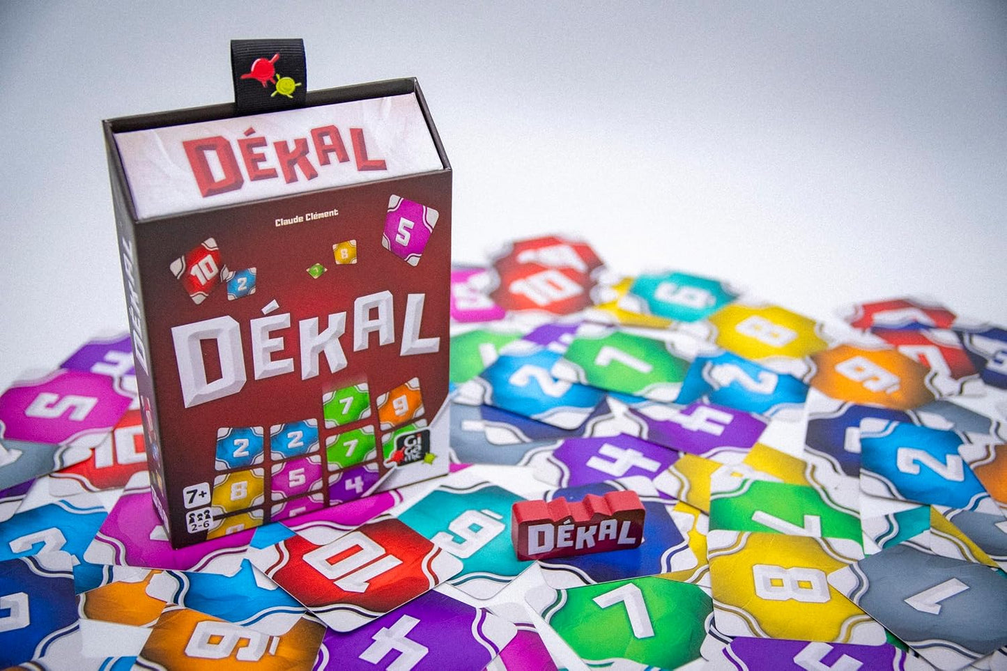 GIGAMIC - Dekal - Jeux de société - Jeux de Cartes dès 7 Ans - Jeu d'ambiance pour Enfant, Famille et Amis - Logique et Observation - De 2 à 6 Joueurs - Jeu Rapide 15 Min - Version Française - GBDEK